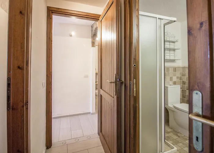 Guesthost - Sea View Apartment With Veranda! Golfo Aranci